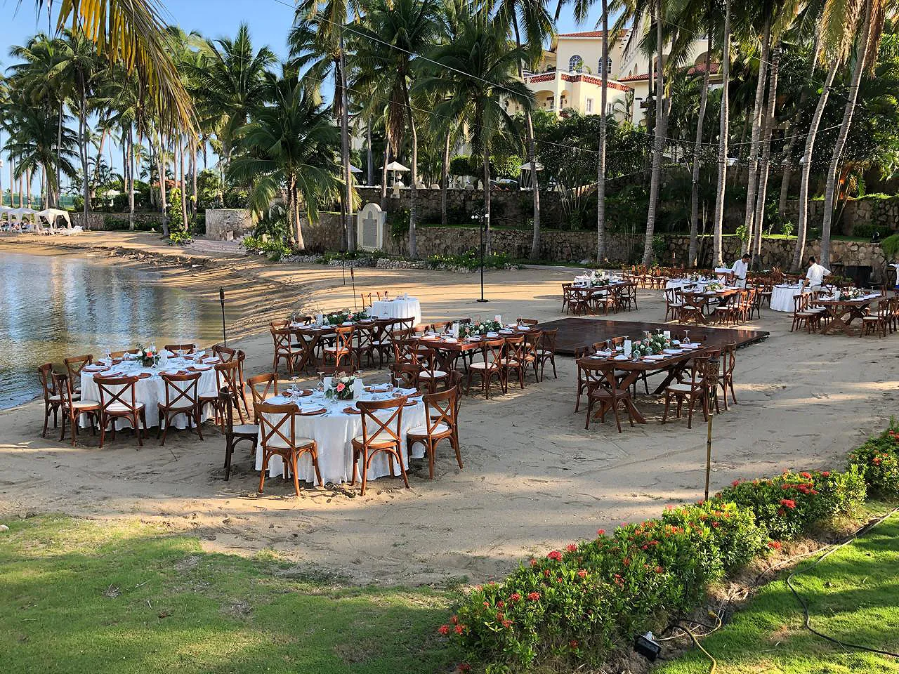 bodas y eventos en hotel isla navidad resort manzanillo frente a barra de navidad