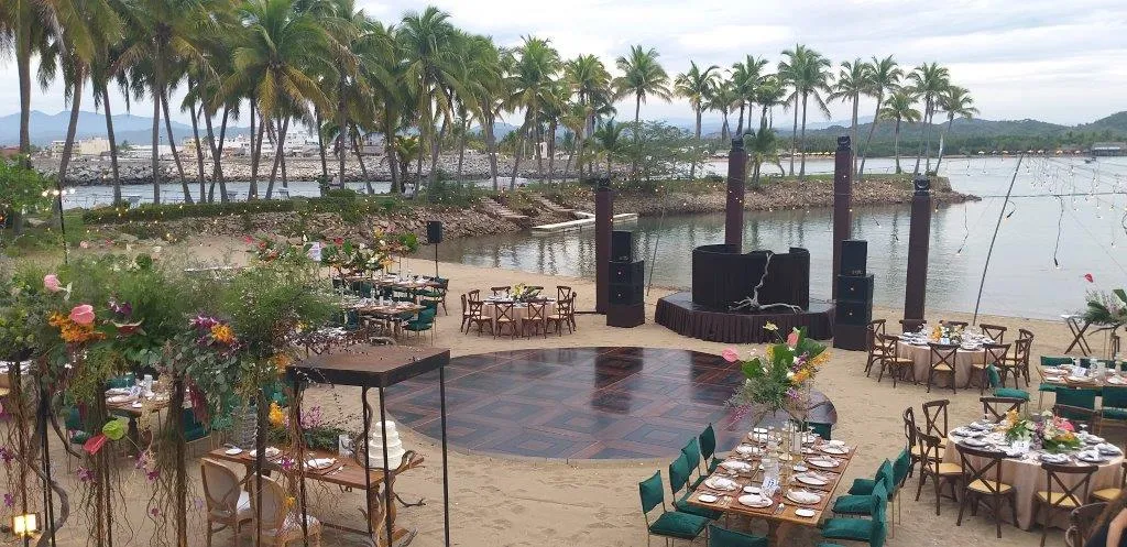 bodas y eventos en hotel isla navidad resort manzanillo frente a barra de navidad