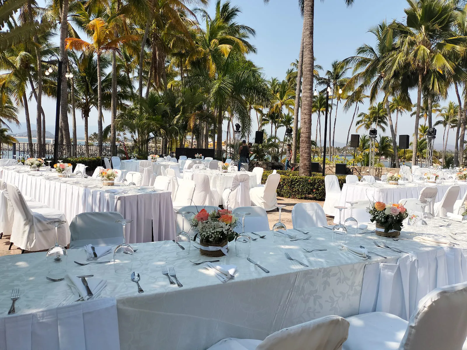 bodas y eventos en hotel isla navidad resort manzanillo frente a barra de navidad